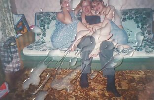 Sei persone scambisti russi in scena un'orgia calda su un divano guardoni video porno