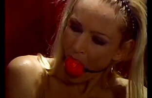 Ragazzo calvo fori di una bionda, brillante video porno con la matrigna in lingerie rossa