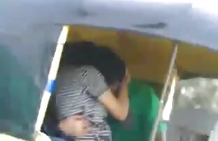 Una ragazza con video porno autobus sottile spilts fa massaggiatore