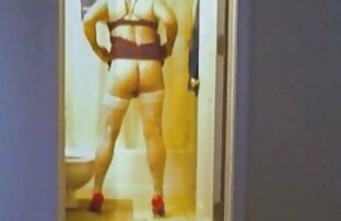 Rilassante donna in calze nere video porno spiaggia nudisti cazzo con un ragazzo in bagno
