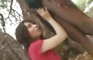 XXX Bellezza bruna divertirsi video porno con animali domestici sulla macchina fotografica in mutandine rosse